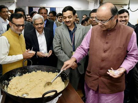 பட்ஜெட் 2018: அருண் ஜெட்லி கிண்டும் அல்வா... சில ருசிகர சம்பவங்கள்