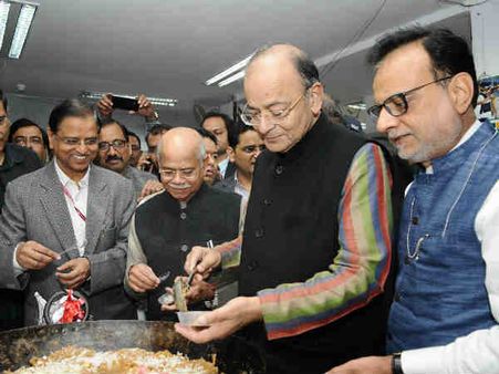 அருண் ஜெட்லி அல்வா கிண்டிட்டார்... பட்ஜெட் அச்சடிக்க ஆரம்பிச்சிட்டாங்க