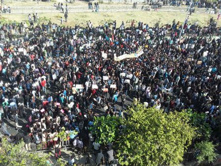 மெரினாவில் வெடித்த இளைஞர் புரட்சி... உலக எழுச்சியாக மாற உதவிய மீம்ஸ், ட்ரால் கிரியேட்டர்கள்!