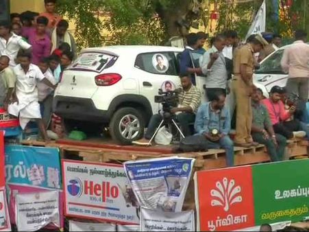 கார், பைக், தங்கம்.. ஒரு கோடி ரூபாய் பரிசுபொருட்களுடன் களைகட்டும் அலங்காநல்லூர் ஜல்லிக்கட்டு