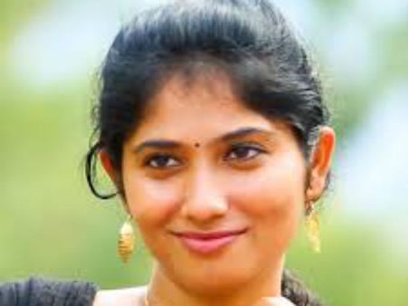  ஜூலி படத்தின் பெயரை கேட்டதும் ஒரு நிமிஷம் தலையே சுத்திருச்சு! நெட்டிசன்ஸ் கலாய்!