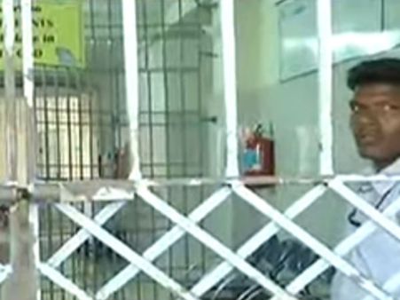 தவறு செய்தவர்கள் மீது கடும் நடவடிக்கை எடுக்கப்படும்:தீக்குளித்த இளைஞரை சந்தித்தப்பின் கமிஷனர் தகவல்!