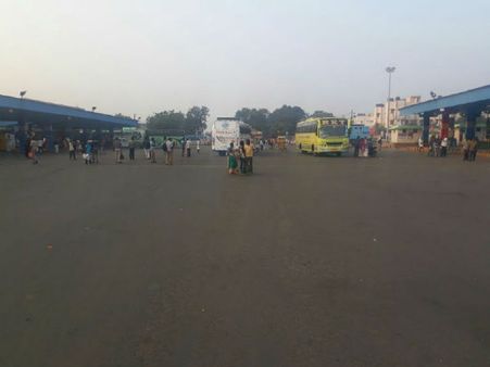 போக்குவரத்து ஊழியர்கள் ஸ்டிரைக்... வெறிச்சோடிய கோயம்பேடு பேருந்து நிலையம்... பொதுமக்கள் அவதி