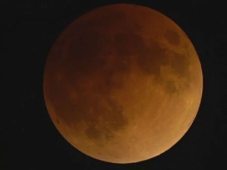 சந்திர கிரகணத்தை காண ஆர்வம்.. பிர்லா கோளரங்கத்தில் அலைமோதும் மக்கள் கூட்டம்!