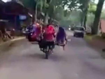 பஸ் கட்டண உயர்வுக்கு பிறகு கண்டுபிடிக்கப்பட்ட வாகனங்கள்.. சமூக வலைதளங்களை தெறிக்கவிடும் வீடியோஸ்!