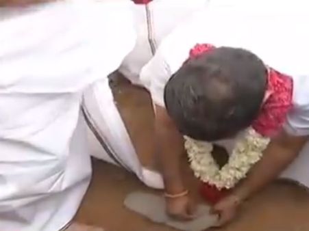 அமைச்சர் சீனிவாசன் செருப்பை சரி செய்த எம்எல்ஏ ஈஸ்வரன்!