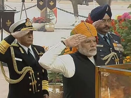 டெல்லி அமர்ஜவான் ஜோதியில் பிரதமர் மோடி அஞ்சலி!