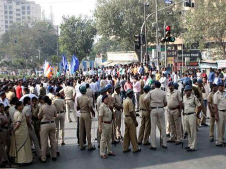 மும்பையை நெருங்கும் புனே தலித் போராட்டம்... 100 பேர் கைது!