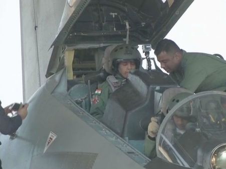 இவ்வளவு விஷயம் இருக்கா?.. நிர்மலா சீதாராமன் பயணித்த போர் விமானத்தின் சிறப்பம்சம் என்ன தெரியுமா?