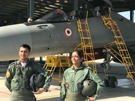 போர் விமானத்தில் பயணித்த நிர்மலா சீதாராமன்.. பாதுகாப்பு சோதனை நடத்தினார்!