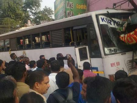 கம்பம் அருகே டீ கடைக்குள் கேரள பேருந்து புகுந்து விபத்து: ஒருவர் பலி - 18 பேர் படுகாயம்