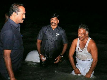 பாதுகாப்பு வீரர்கள் சூழ, ராமேஸ்வரத்தில் புனித நீராடிய ஓபிஎஸ்!