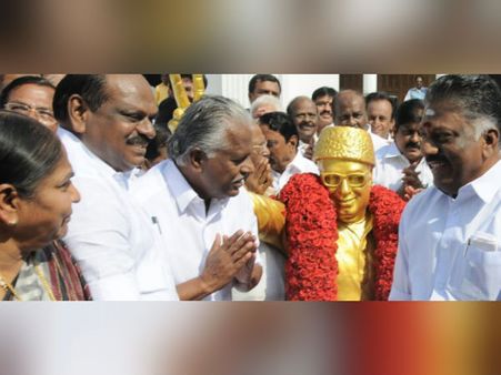 அன்று முறைப்பு.. இன்று சிரிப்பு.. ஓபிஎஸ்-வளர்மதி நேருக்கு நேர் சந்தித்த அந்த தருணம்