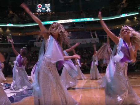 அமெரிக்க பேஸ்கெட்பால் போட்டியில் இடம்பெற்ற பத்மாவத் பாடல்.. கர்னி சேனாவை வெறுப்பேற்றிய என்.பி.ஏ!