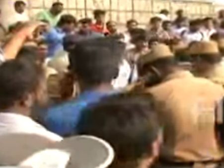 போலீஸ் அடித்ததால் இளைஞர் தீக்குளிப்பு.. பொதுமக்கள் சாலை மறியல்.. ஸ்தம்பித்தது ஓஎம்ஆர் சாலை!