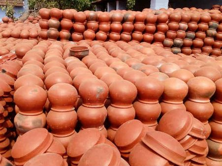 பொங்கல் பண்டிகையை முன்னிட்டு குவியும் பானைகள்.. ஜிஎஸ்டியால் விற்பனை சரிவு!