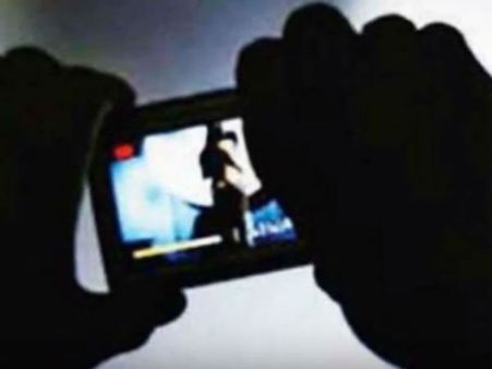 இங்கிலாந்து நாடாளுமன்ற வைஃபை மூலம் 4 மாதத்தில் 24,473 முறை ஆபாச படம் பார்க்க முயற்சி!