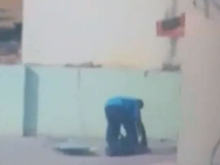 திருவள்ளூர் அரசு மருத்துவமனையில் திறந்த வெளியில் துப்புரவாளர் பிரேத பரிசோதனை செய்த அவலம்