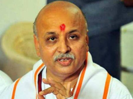 போலீசில் சரணடைய முடிவு.. என்கவுண்டருக்கு திட்டமிட்டுள்ளதாக கண்ணீர் விட்டு கதறிய பிரவீன் தொகாடியா