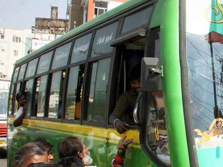 விஸ்வரூபம் எடுத்த பஸ் கட்டண உயர்வு போராட்டம் - நெல்லை, தூத்துக்குடியிலும் எதிர்ப்பு!