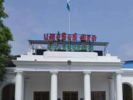 புதுச்சேரி சட்டசபையை இழுத்து மூடி பூட்டுப் போட்ட அதிமுக எம்எல்ஏக்கள்.. பரபரப்பு!