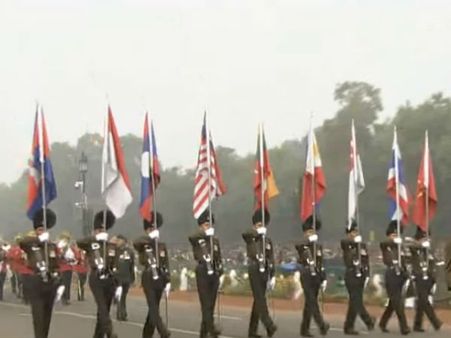 குடியரசு தின வரலாற்றில் முதல் முறை.. அணிவகுப்பு மரியாதையை பார்வையிட்ட 10 நாட்டு தலைவர்கள்