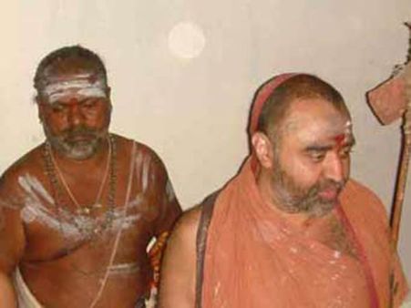 போராட்டங்களுக்கு அஞ்சி 4-வது நாளாக காஞ்சி மடத்துக்குள் முடங்கிய சங்கராச்சாரியார்கள்