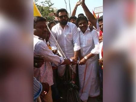 பஸ் கட்டண உயர்வை கண்டித்து சமத்துவ மக்கள் கட்சி போராட்டம்... மேடைக்கு சைக்கிளில் வந்த சரத்குமார்