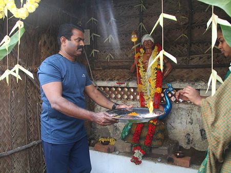 சீமான் இல்லத்தில் தைப்பூச வழிபாடு