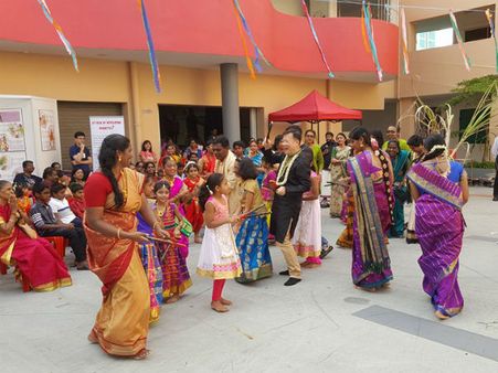 கரகாட்டம்... சிலம்பாட்டம்... சிங்கப்பூரில் களைகட்டிய பொங்கல் விழா