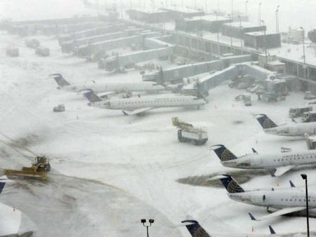 அமெரிக்காவை புரட்டிப் போட்ட 'பாம்'.. வீடுகளுக்குள் முடங்கிய மக்கள்.. இயல்பு வாழ்க்கை பாதிப்பு!