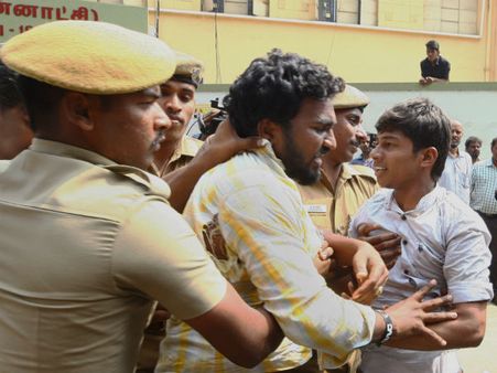 பஸ்கட்டண உயர்வை கண்டித்து மறியல்... மதுரையில் 10 மாணவர்கள் சிறையிலடைப்பு!