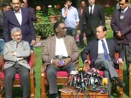 உச்சநீதிமன்ற நீதிபதிகளிடம் கேள்வி மேல் கேள்வி கேட்டு வார்த்தைகளை பறிக்க முயன்ற நிருபர்கள்!