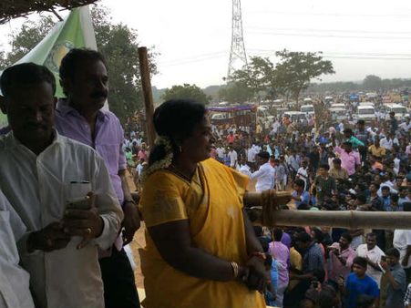 பாஜவுக்கு சேராத கூட்டம்... தானா சேர்ந்த ஜல்லிக்கட்டு கூட்டத்தில் சீன் போட்ட தமிழிசை! 