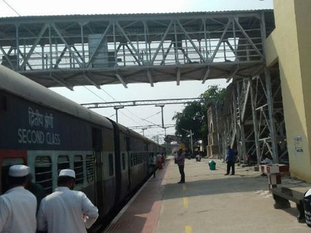 பஸ் ஸ்டிரைக்... படு தாமதமாக வந்த நெல்லை- ஈரோடு பாசஞ்சர் - பயணிகள் அவதி