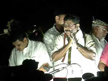 ரூ.10 ஆயிரம் என கூறி மஸ்கோத் அல்வாவை கவரில் சுற்றி கொடுத்த டிடிவி ஆட்கள்?... ஆர்கே நகர் பரிதாபங்கள்