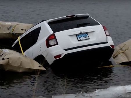 உன்ன நம்பி தானடா வந்தேன்... ஜிபிஎஸ்சை நம்பி ஏரிக்குள் காருடன் பாய்ந்த அமெரிக்கர்