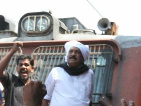 காவிரி நீர்: டெல்டா மாவட்டங்களில் விவசாயிகள் ரயில் மறியல் - வைகோ,முத்தரசன் கைது