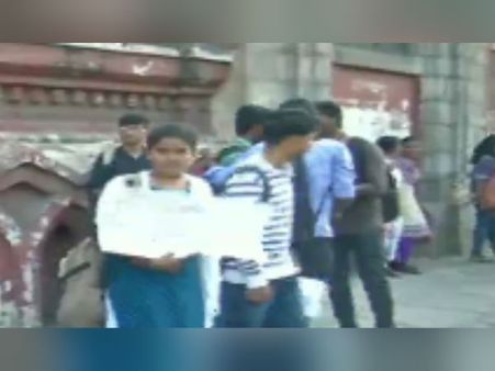 பஸ் கட்டணத்தை வாபஸ் பெறு...சென்னையில் மாணவர்கள் மனிதச்சங்கிலி பேரணி