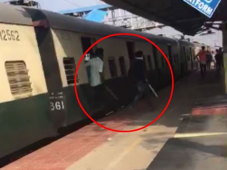 சென்னை மின்சார ரயிலில் மாணவர்கள் வன்முறை- கத்தி, அரிவாளுடன் வெறியாட்டம்