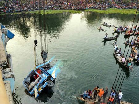 மேற்குவங்கத்தில் பேருந்து கவிழ்ந்து 32 பேர் பலி! ஆறஅமர வந்த போலீஸ் மீது கற்களை வீசிய பொதுமக்கள்!