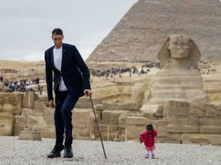 உலகின் உயரமான ஆணும், குள்ளமான பெண்ணும் எகிப்தில் எடுத்த போட்டோ ஷூட்