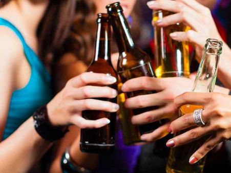 பெண்களும் 'சரக்கு' வாங்கலாம், விற்கலாம்... 38 ஆண்டு தடையை நீக்கியது இலங்கை!