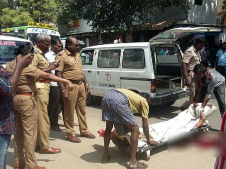 எமனாக வந்த அரசு பேருந்து - தூத்துக்குடியில் தலை நசுங்கி பலியான சமையல்காரர்