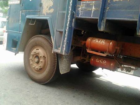 செங்கல்பட்டு அருகே பரபரப்பு.. காய்கறி வண்டியில் மூட்டையோடு மூட்டையாக கடத்தப்பட்ட முதியவர் பிணம்!