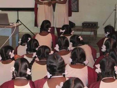 நெல்லையில் ஊருக்கு ஒதுக்குப்புறமாக திறக்கப்பட்ட பள்ளிக்கட்டிடம்: மாணவிகளின் பாதுகாப்பு கேள்விக்குறி?