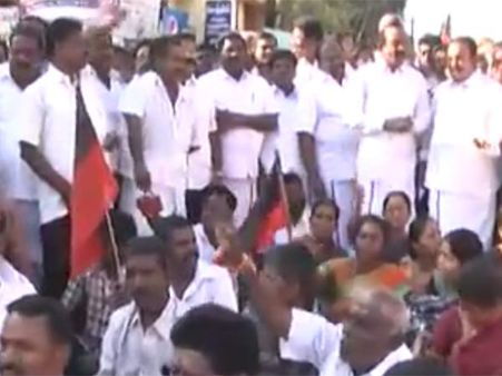 திருச்சியில் ஆளுநர் பன்வாரிலால் புரோஹித்துக்கு திமுகவினர் கருப்புக்கொடி காட்டி போராட்டம்!