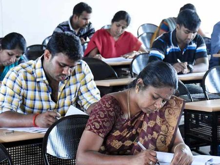 என்னது பி.எச்டி படிச்ச இத்தனை பேர் தட்டச்சு வேலைக்காக குரூப் 4 தேர்வு எழுதுனாங்களா? அதிர்ச்சி உண்மை