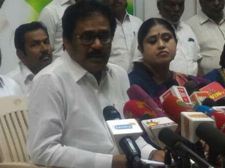 ஜெ. பட திறப்புக்கு ஆதரவா? விஜயதாரணிக்கு எதிராக வரிந்துக்கட்டும் திருநாவுக்கரசர்