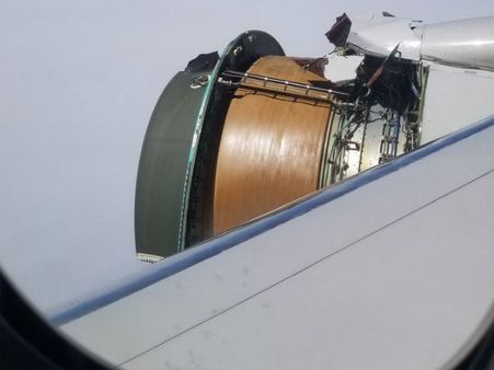 உயிரா முக்கியம்.. லைக்தான் முக்கியம்.. விமானத்தின் என்ஜின் நொறுங்கிய போதும் வீடியோ அப்லோடிய மக்கள்